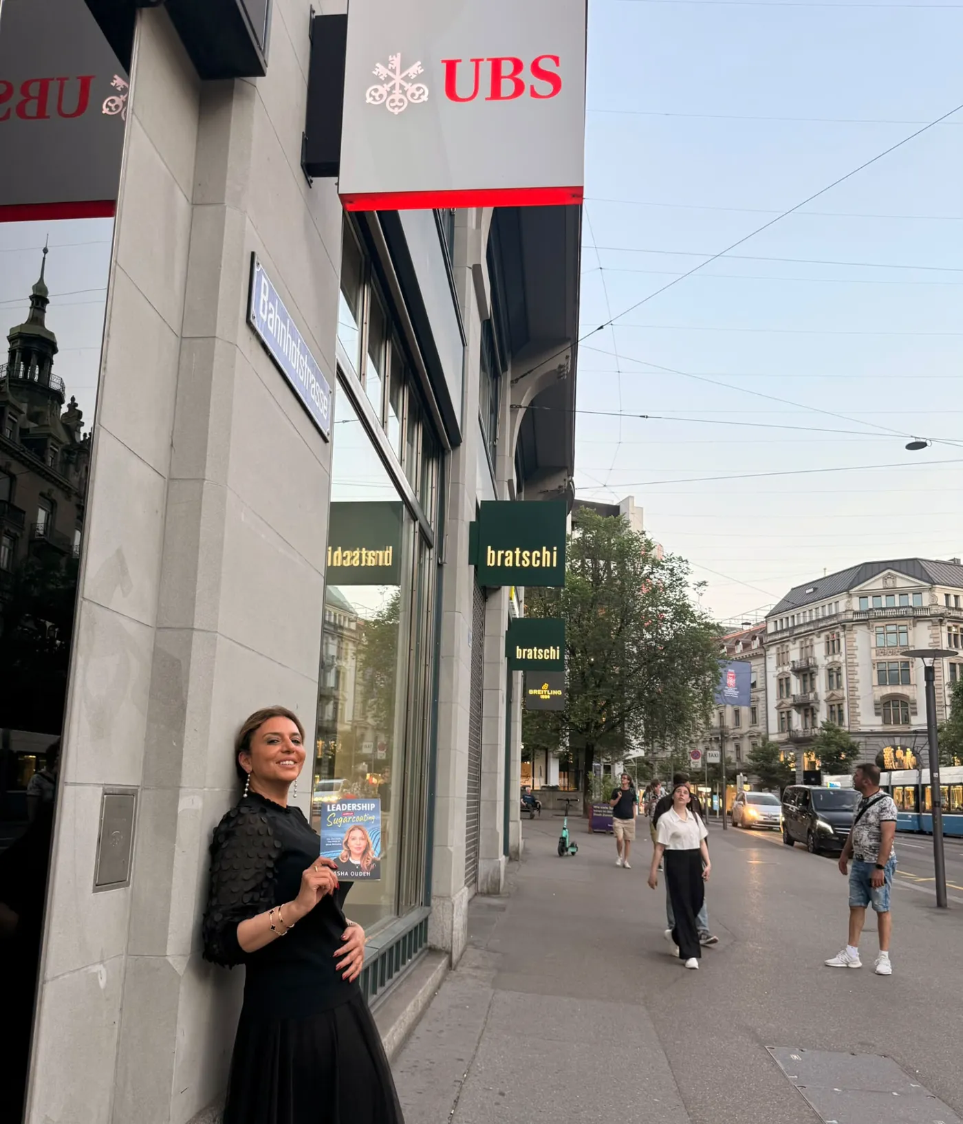 Rasha Oudeh with her book on Bahnhofstrasse